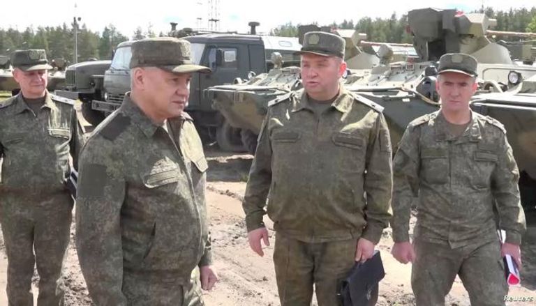 وزير الدفاع الروسي بمنطقة عمليات عسكرية -أرشيفية