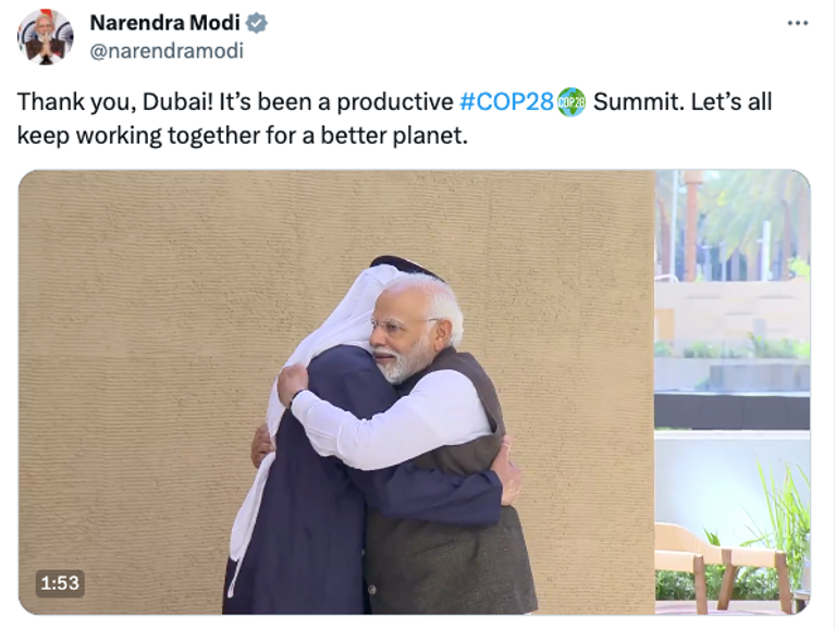 مودي لدى وصوله إلى مقر المؤتمر