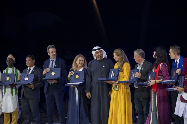 الشيخ محمد بن زايد آل نهيان رئيس دولة الإمارات يكرم الفائزين الشيخ محمد بن زايد آل نهيان رئيس دولة الإمارات يكرم الفائزين