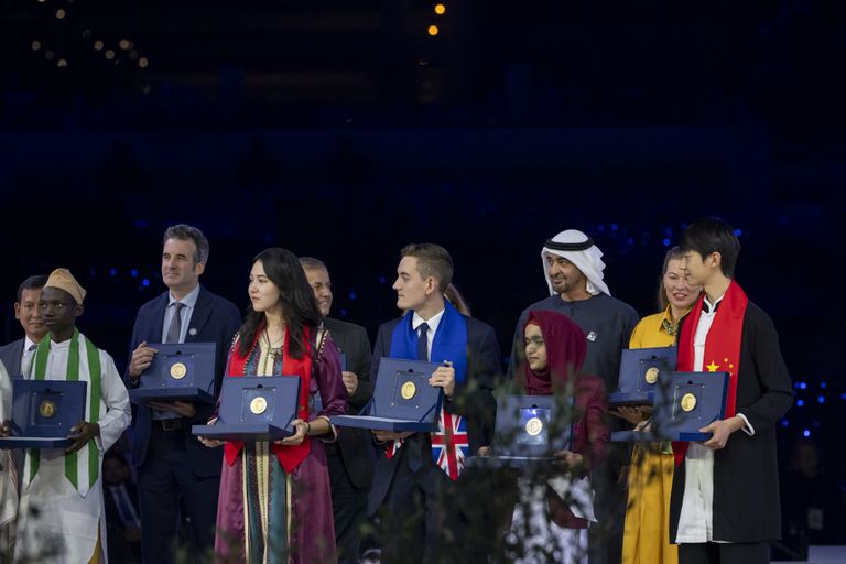 الشيخ محمد بن زايد آل نهيان رئيس دولة الإمارات يكرم الفائزين الشيخ محمد بن زايد آل نهيان رئيس دولة الإمارات يكرم الفائزين