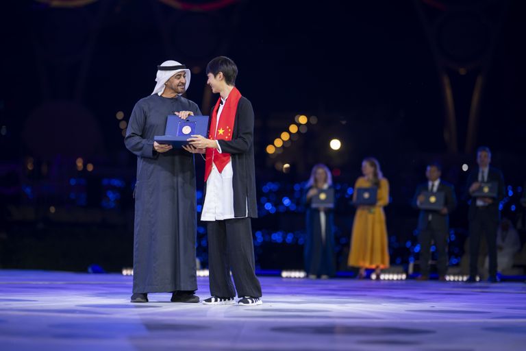 الشيخ محمد بن زايد آل نهيان رئيس دولة الإمارات يكرم الفائزين الشيخ محمد بن زايد آل نهيان رئيس دولة الإمارات يكرم الفائزين