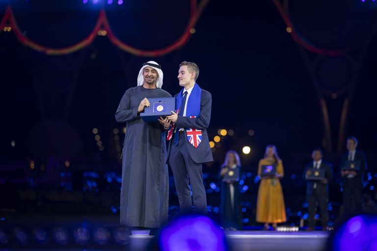 الشيخ محمد بن زايد آل نهيان رئيس دولة الإمارات يكرم الفائزين الشيخ محمد بن زايد آل نهيان رئيس دولة الإمارات يكرم الفائزين