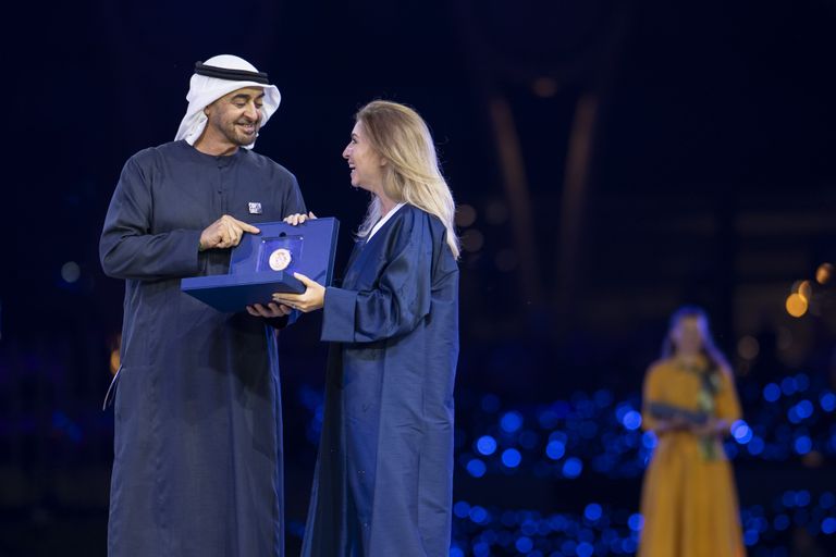 الشيخ محمد بن زايد آل نهيان رئيس دولة الإمارات يكرم الفائزين الشيخ محمد بن زايد آل نهيان رئيس دولة الإمارات يكرم الفائزين