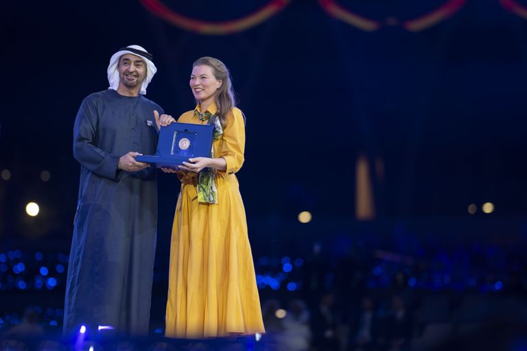 الشيخ محمد بن زايد آل نهيان رئيس دولة الإمارات يكرم الفائزين الشيخ محمد بن زايد آل نهيان رئيس دولة الإمارات يكرم الفائزين