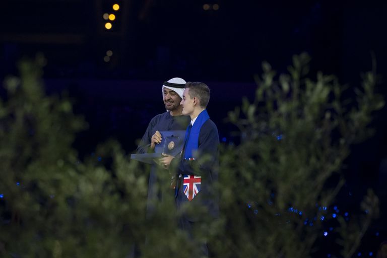 الشيخ محمد بن زايد آل نهيان رئيس دولة الإمارات يكرم الفائزين الشيخ محمد بن زايد آل نهيان رئيس دولة الإمارات يكرم الفائزين