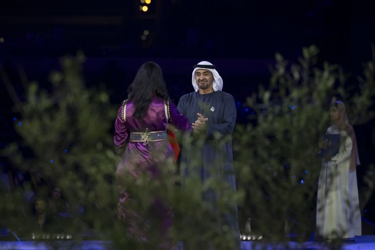 الشيخ محمد بن زايد آل نهيان رئيس دولة الإمارات يكرم الفائزين الشيخ محمد بن زايد آل نهيان رئيس دولة الإمارات يكرم الفائزين