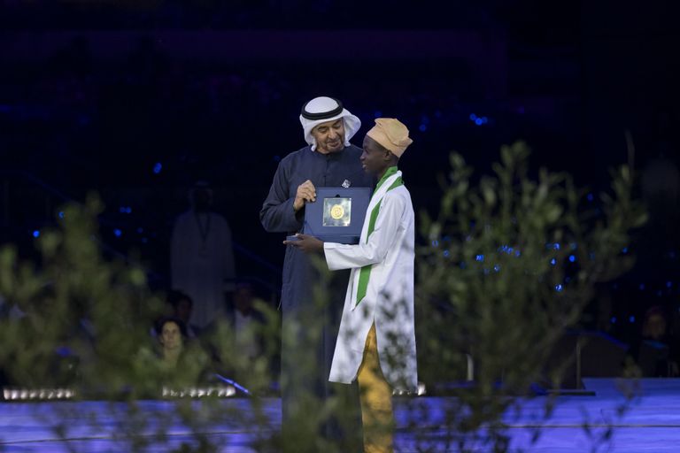 الشيخ محمد بن زايد آل نهيان رئيس دولة الإمارات يكرم الفائزين الشيخ محمد بن زايد آل نهيان رئيس دولة الإمارات يكرم الفائزين