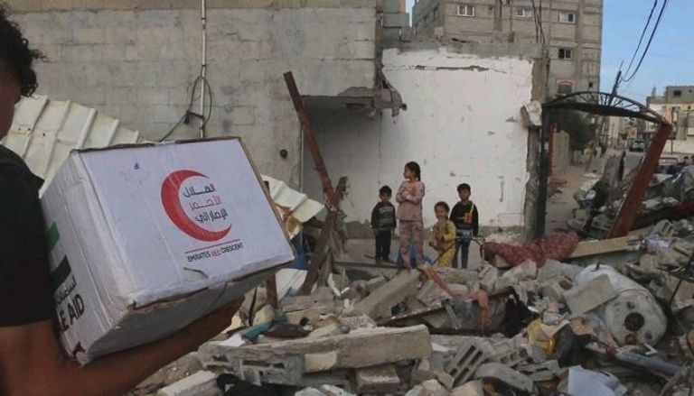جانب من تلقي أهالي غزة مساعدات الهلال الأحمر الإماراتي