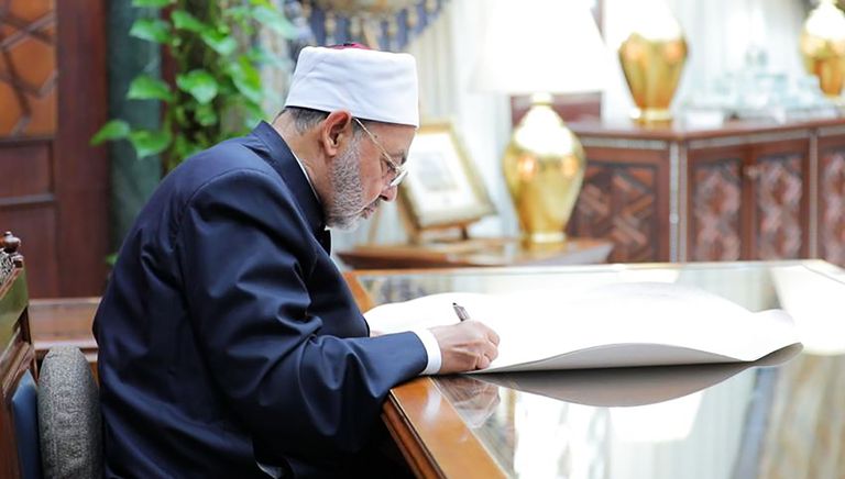 شيخ الأزهر يوقع إعلان دعم العمل المناخي جناح الأديان في COP28