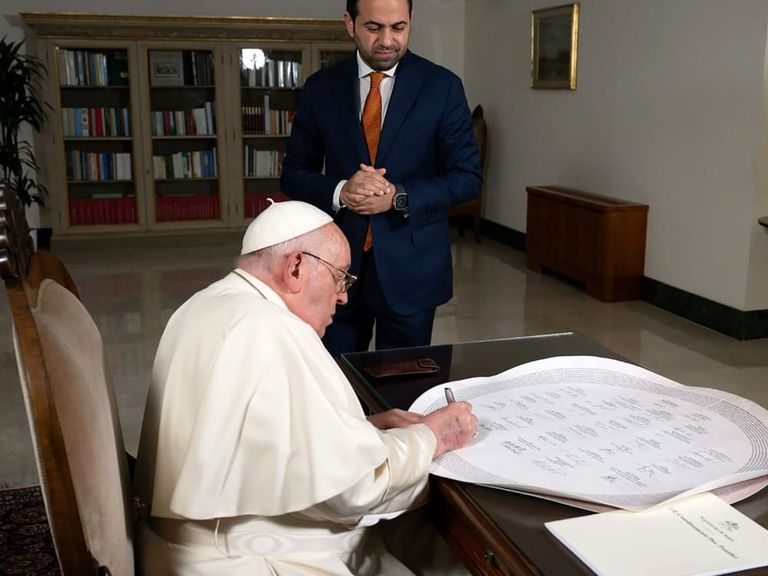 البابا فرنسيس يوقع إعلان دعم العمل المناخي جناح الأديان في COP28