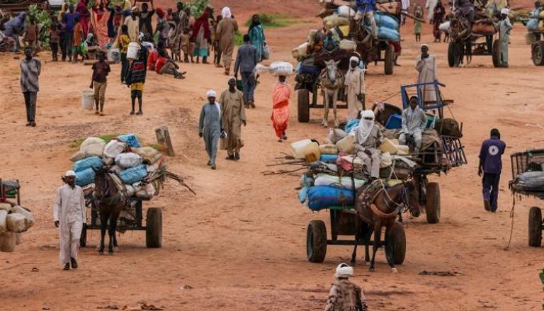 مواطنون سودانيون يفرون من أعمال القتال بدارفور - رويترز