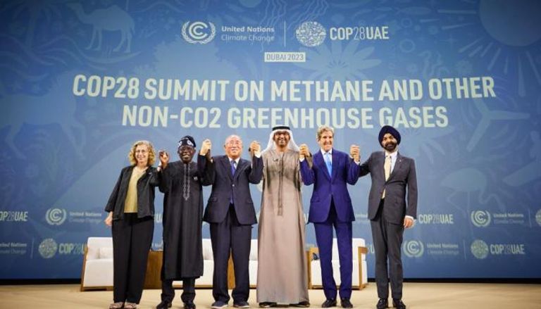 الدكتور سلطان الجابر رئيس مؤتمر الأطراف مع بعض من كبار قادة العمل المناخي