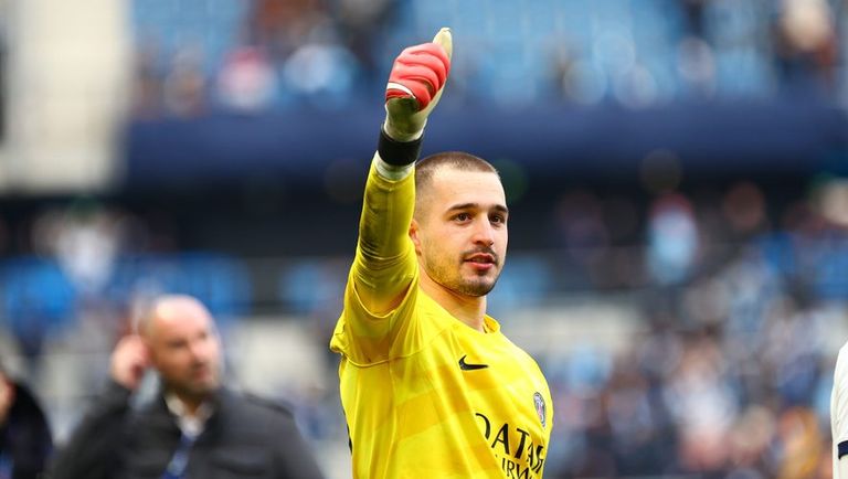 أرناو تيناس حارس باريس سان جيرمان الحالي وبرشلونة السابق دوناروما حارس باريس سان جيرمان