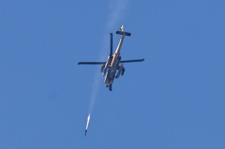 مروحية إسرائيلية تطلق صاروخا على قطاع غزة - رويترز جنديان إسرائيليان في قطاع غزة - رويترز