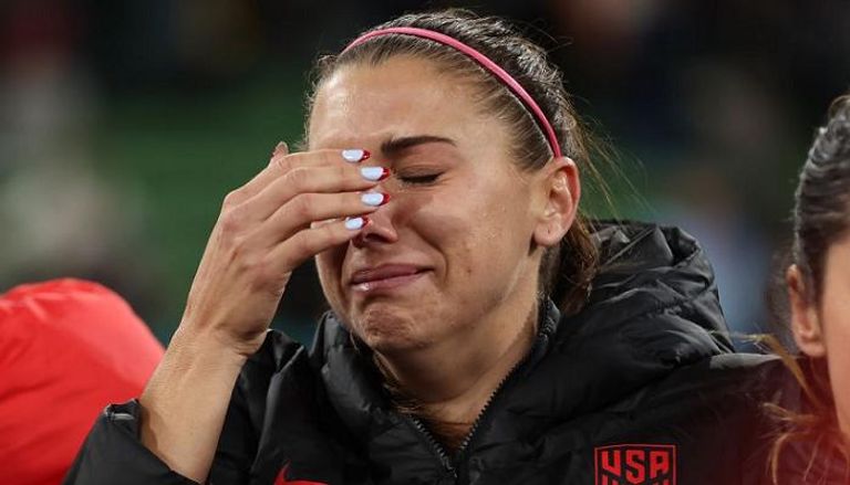 بكاء لاعبات أمريكا عقب توديع كأس العالم للسيدات