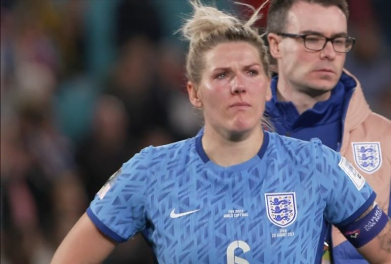 بكاء لاعبات أمريكا عقب توديع كأس العالم للسيدات