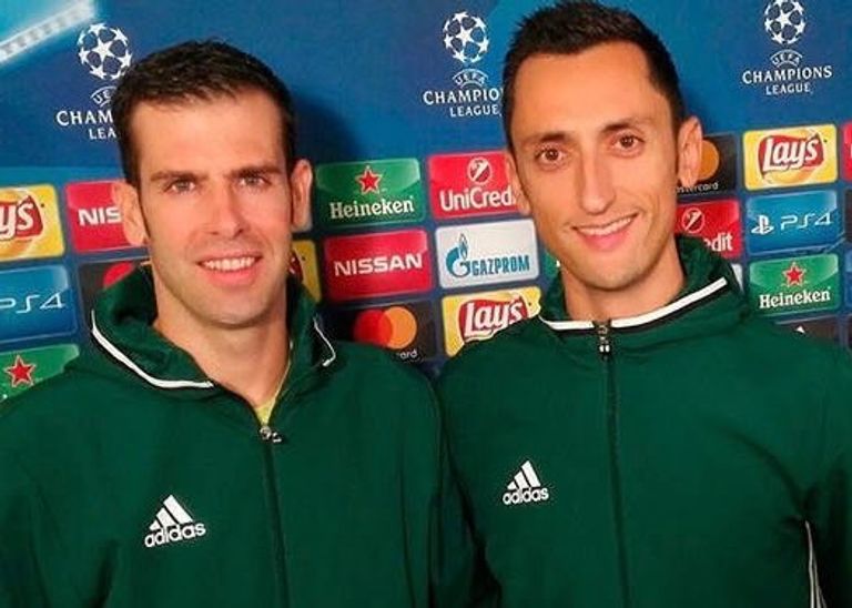 الحكم سانشيز مارتينيز ومساعده راؤول كابانييرو تشافي مدرب برشلونة والحكم سانشيز مارتينيز