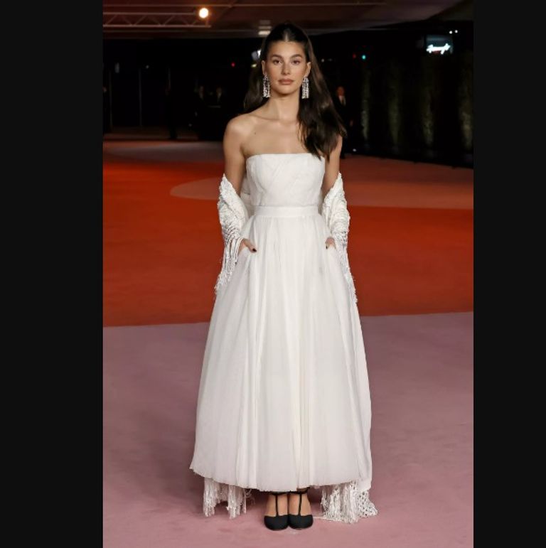 Camila Morrone من إطلالات المشاهير في الحفل