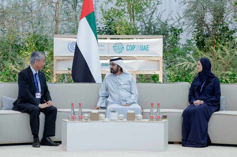 الشيخ محمد بن راشد آل مكتوم مع الحضور