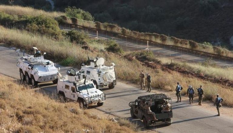 قوات حفظ السلام وعناصر من الجيش اللبناني قرب الحدود مع إسرائيل