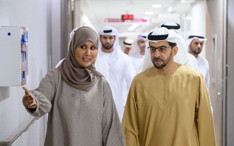 حمدان بن زايد يقبّل رأس أحد الأطفال الفلسطينيين