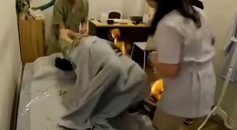 لحظة اشتعال النيران في جسم العارضة