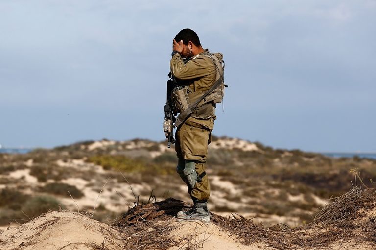 جندي إسرائيلي قرب حدود غزة بعد هجوم حماس - رويترز جنازة إسرائيليين قتلا في هجوم حماس - رويترز