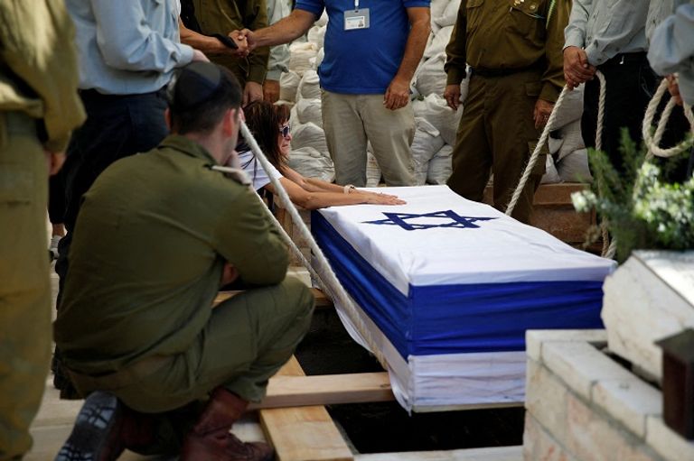 جنازة إسرائيلي قتل في هجوم حماس - رويترز جنازة إسرائيليين قتلا في هجوم حماس - رويترز