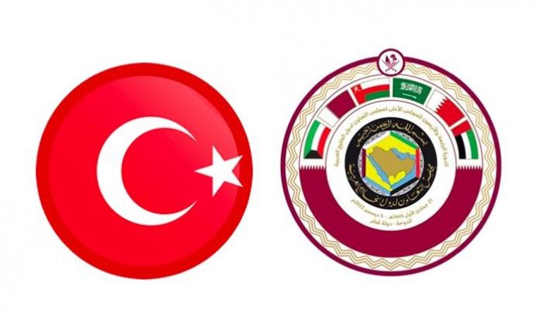 شعار القمة الخليجية وعلم تركيا