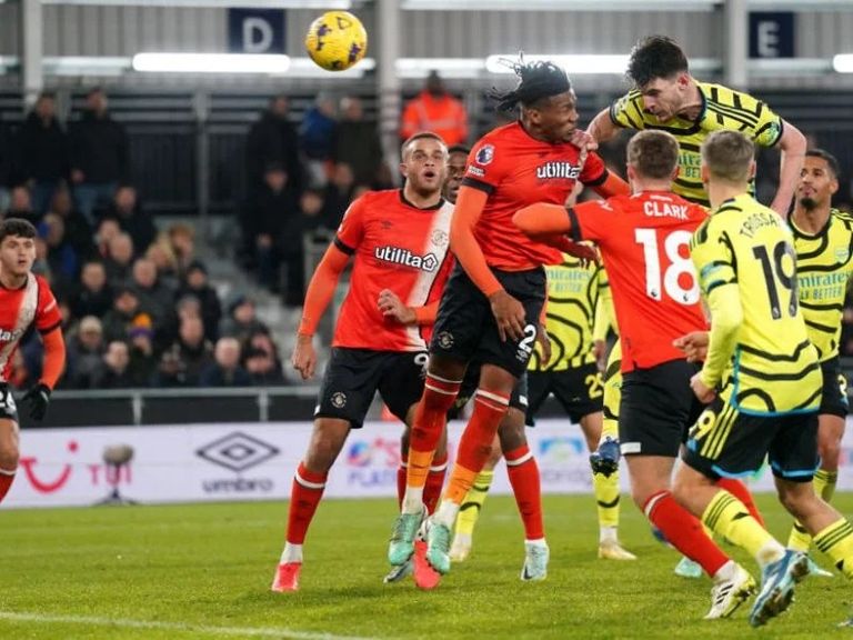 من مباراة أرسنال ولوتون تاون في الدوري الإنجليزي من مباراة أرسنال ولوتون تاون في الدوري الإنجليزي