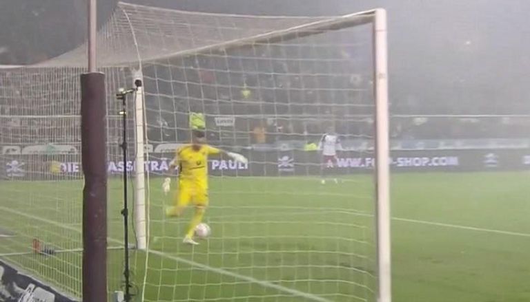 خطأ حارس هامبورغ أندريه أونانا حارس مانشستر يونايتد