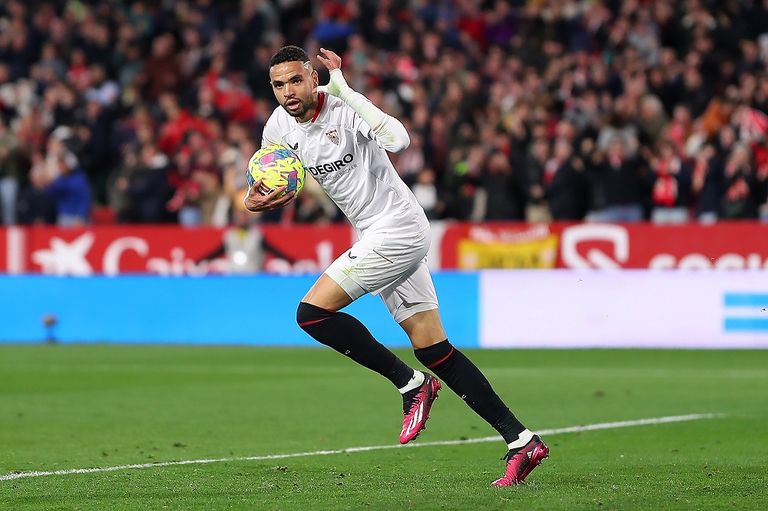 يوسف النصيري مهاجم إشبيلية