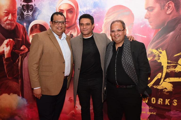 آسر ياسين وزوجته في عرض فيلم "شماريخ"