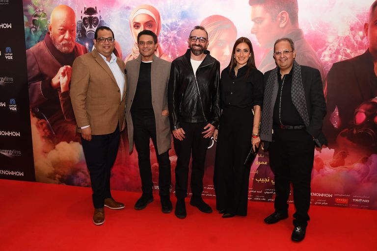 آسر ياسين وزوجته في عرض فيلم "شماريخ"