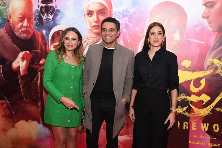 آسر ياسين وزوجته في عرض فيلم "شماريخ"