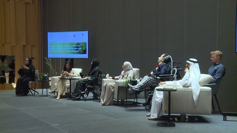 مشاركون في الجلسة