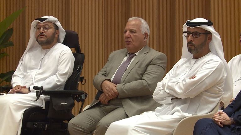 مشاركون في الجلسة