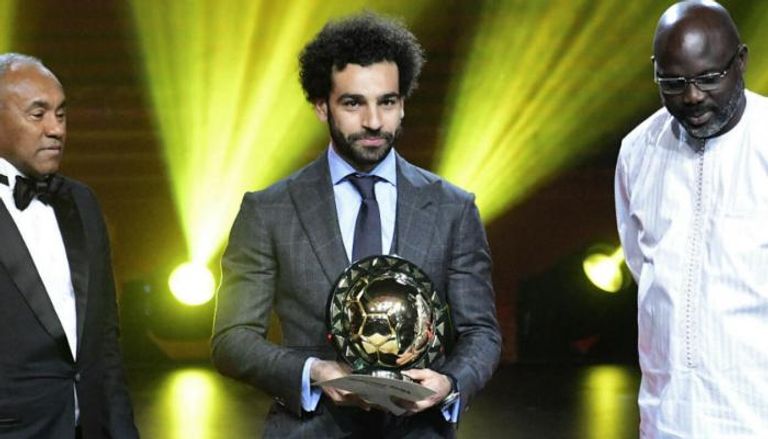 محمد صلاح مع جائزة أفضل لاعب أفريقي