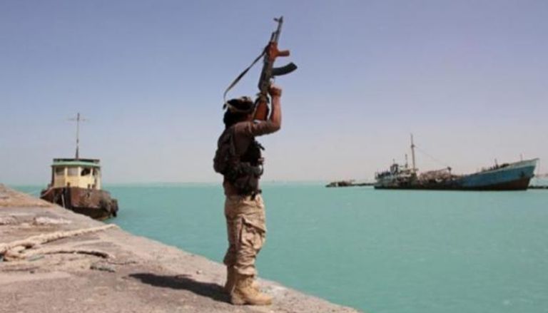 مسلح تابع لمليشيات الحوثي في ميناء الحديدة