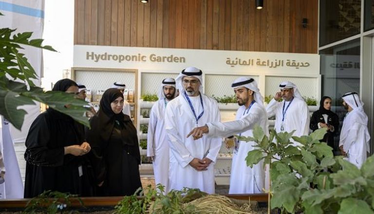 خالد بن محمد بن زايد يتفقّد أجنحة المنطقة الخضراء في COP28