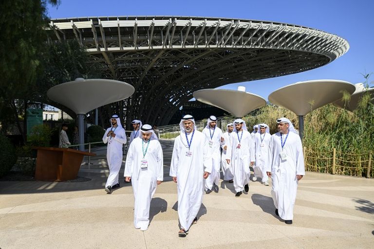 الشيخ خالد بن محمد بن زايد آل نهيان يتفقّد أجنحة المنطقة الخضراء في COP28