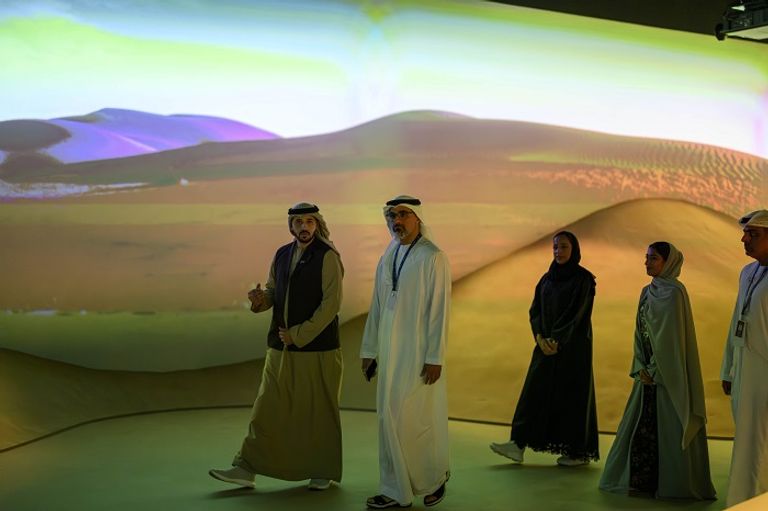 الشيخ خالد بن محمد بن زايد آل نهيان يتفقّد أجنحة المنطقة الخضراء في COP28