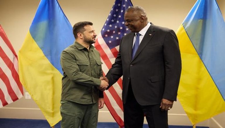 وزير الدفاع الأمريكي يصافح الرئيس الأوكراني