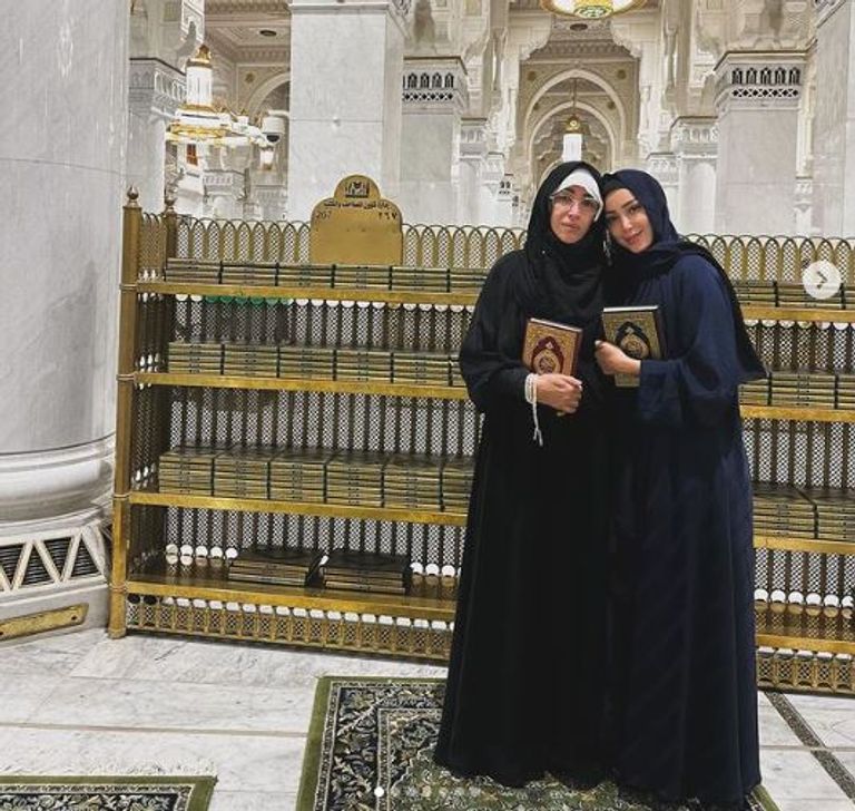 بسمة بوسيل ووالدتها في الحرم المكي