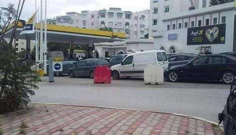 طوابير التونسيين أمام محطات البنزين