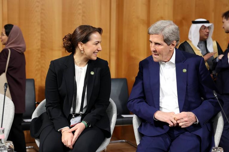 مريم بنت محمد المهيري وزيرة التغير المناخي والبيئة في الإمارات  وجون كيري مبعوث المناخ الأمريكي إطلاق مبادرة صفر نفايات رسمياً في COP28