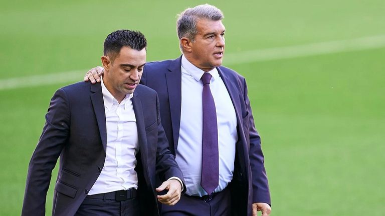 خوان لابورتا رئيس برشلونة وتشافي مدرب الفريق خوان لابورتا رئيس نادي برشلونة