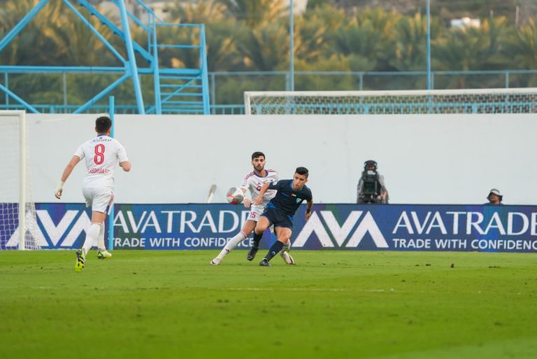 من فوز الشارقة على حتا في الدوري الإماراتي