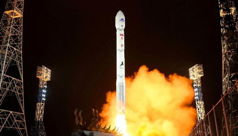 جانب من إطلاق كوريا الشمالية صاروخًا يحمل قمرًا صناعيًا للتجسس 