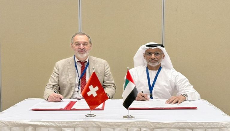 سيف السويدي مدير عام الهيئة العامة للطيران المدني أثناء توقيع الاتفاقيات